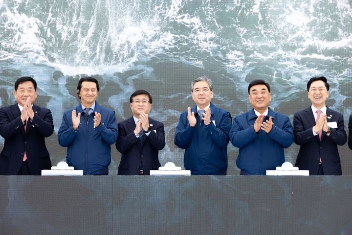[서울=뉴시스] 김성환 기후에너지환경부장관이 30일 울산 북구 현대자동차 울산공장에서 열린 '현대차 수소연료전지 공장 기공식'에 참석해 참석자들과 세리머니를 하고 있다. (사진=기후에너지환경부 제공) 2025.10.30. photo@newsis.com *재판매 및 DB 금지