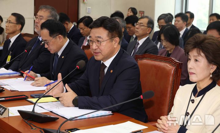 [서울=뉴시스] 조성봉 기자 = 윤호중 행정안전부 장관이 30일 오전 서울 여의도 국회 행정안전위원회에서 열린 행안부 등 종합감사에서 의원의 질의에 답변하고 있다. 2025.10.30. suncho21@newsis.com