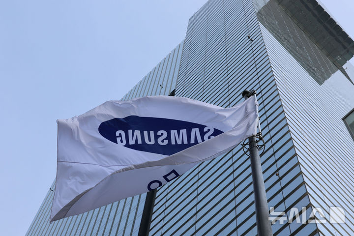 [서울=뉴시스] 권창회 기자 = 30일 서울 삼성전자 서초사옥의 깃발이 펄럭이고 있다.2025.10.30. kch0523@newsis.com