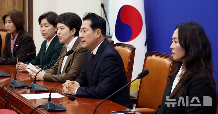 [서울=뉴시스] 조성봉 기자 = 장동혁 국민의힘 대표가 30일 서울 여의도 국회에서 열린 12.29 무안공항 제주항공여객기 참사 유가족협의회 대표단 면담에서 발언을 하고 있다. 2025.10.30. suncho21@newsis.com