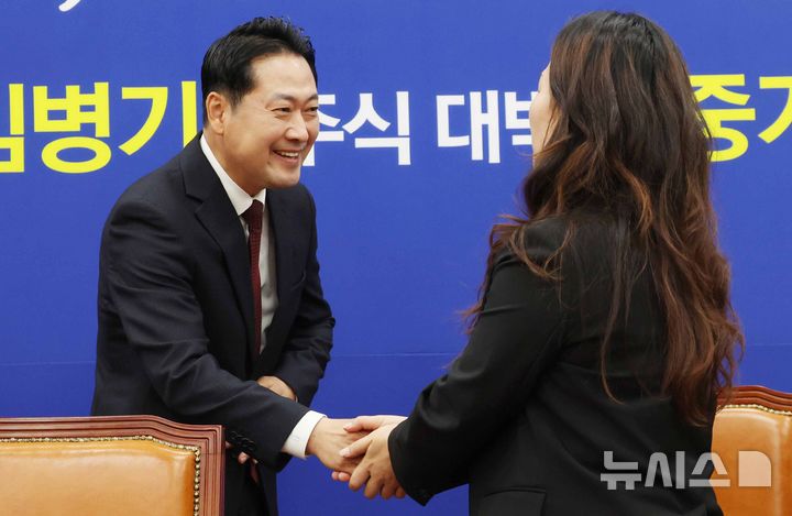 [서울=뉴시스] 조성봉 기자 = 장동혁 국민의힘 대표가 30일 서울 여의도 국회에서 열린 12.29 무안공항 제주항공여객기 참사 유가족협의회 대표단 면담에서 김유진 유가족협의회 대표와 악수를 하고 있다. 2025.10.30. suncho21@newsis.com