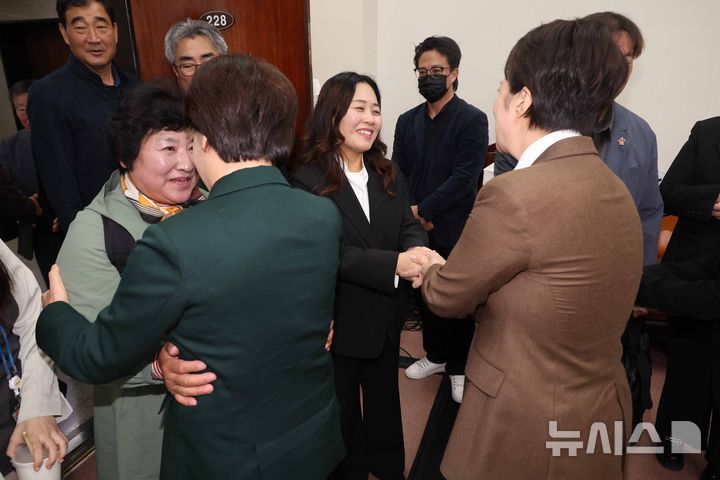 [서울=뉴시스] 조성봉 기자 = 양향자 국민의힘 최고위원과 김은혜 원내정책수석부대표가 30일 서울 여의도 국회에서 열린 12.29 무안공항 제주항공여객기 참사 유가족협의회 대표단 면담에서 김유진(오른쪽 두번째) 유가족협의회 대표를 비롯한 참석자들과 인사를 하고 있다. 2025.10.30. suncho21@newsis.com