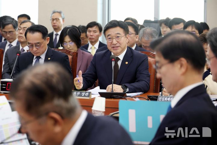 [서울=뉴시스] 조성봉 기자 = 윤호중 행정안전부 장관이 30일 오전 서울 여의도 국회 행정안전위원회에서 열린 행안부 등 종합감사에서 의원의 질의에 답변하고 있다. 2025.10.30. suncho21@newsis.com