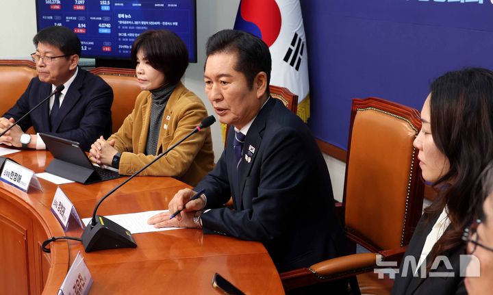 [서울=뉴시스] 조성봉 기자 = 정청래 더불어민주당 대표가 30일 서울 여의도 국회에서 열린 12.29 무안공항 제주항공여객기 참사 유가족협의회 대표단 면담에서 발언을 하고 있다. 2025.10.30. suncho21@newsis.com