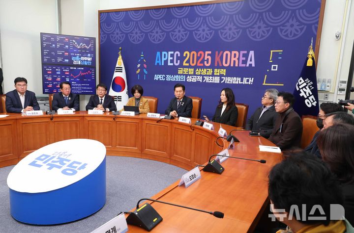 [서울=뉴시스] 조성봉 기자 = 장동혁 국민의힘 대표가 30일 서울 여의도 국회에서 열린 12.29 무안공항 제주항공여객기 참사 유가족협의회 대표단 면담에서 발언을 하고 있다. 2025.10.30. suncho21@newsis.com