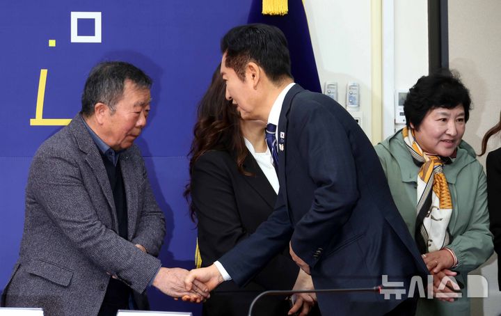 [서울=뉴시스] 조성봉 기자 = 정청래 더불어민주당 대표가 30일 서울 여의도 국회에서 열린 12.29 무안공항 제주항공여객기 참사 유가족협의회 대표단 면담에서 참석자들과 인사를 하고 있다. 2025.10.30. suncho21@newsis.com