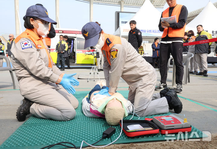 [인천=뉴시스] 전진환 기자 = 지난 10월 30일 오전 인천 서구 인천아시아드주경기장에서 열린 2025 인천광역시 의용소방대 소방기술경연대회에서 의용소방대원들이 심폐소생술 분야 경연에 참가하고 있는 모습. 2025.10.30. amin2@newsis.com