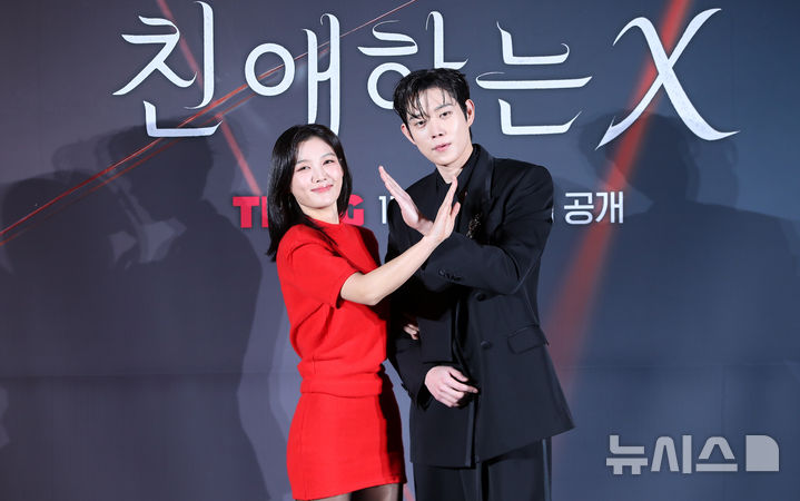 [서울=뉴시스] 김혜진 기자 = 배우 김유정(왼쪽), 김영대가 30일 오후 서울 용산구 CGV용산아이파크몰에서 열린 티빙 오리지널 '친애하는 X' 제작발표회에서 포즈를 취하고 있다. 2025.10.30. jini@newsis.com