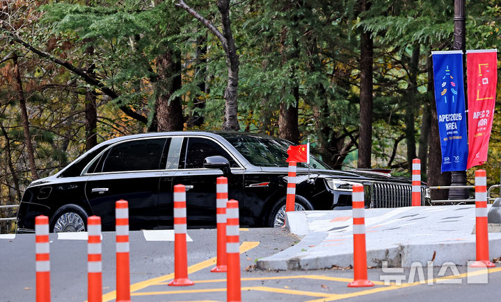 [경주=뉴시스] 이무열 기자 = 30일 경북 경주시 한 도로에서 시진핑 중국 국가주석이 탑승한 의전차량인 훙치(紅旗)가 코오롱 호텔로 이동하고 있다. 2025.10.30. lmy@newsis.com