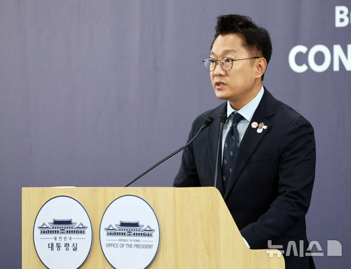 [경주=뉴시스] 고범준 기자 = 김남준 대변인이 30일 경북 경주 국제미디어센터(IMC) 중앙기자실에서 한-캐나다 정상회담 관련 브리핑을 하고 있다. 2025.10.30. bjko@newsis.com