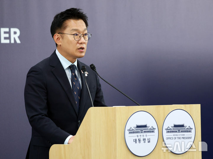 [경주=뉴시스] 고범준 기자 = 김남준 대변인이 30일 경북 경주 국제미디어센터(IMC) 중앙기자실에서 한-캐나다 정상회담 관련 브리핑을 하고 있다. 2025.10.30. bjko@newsis.com