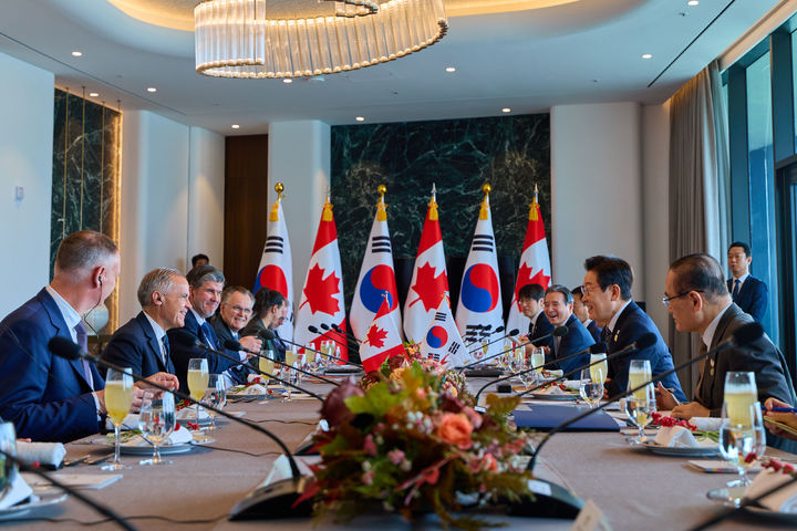 [경주=뉴시스] 최동준 기자 = 이재명 대통령과 마크 카니 캐나다 총리가 30일 경북 경주시 한 호텔에서 한-캐나다 정상회담을 하고 있다. (사진=대통령실 제공) 2025.10.30. photo@newsis.com *재판매 및 DB 금지