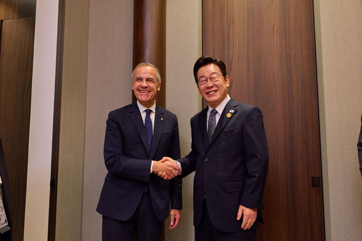 [경주=뉴시스] 최동준 기자 = 이재명 대통령과 마크 카니 캐나다 총리가 30일 경북 경주시 한 호텔에서 한-캐나다 정상회담에 앞서 기념촬영을 하고 있다. (사진=대통령실 제공) 2025.10.30. photo@newsis.com *재판매 및 DB 금지