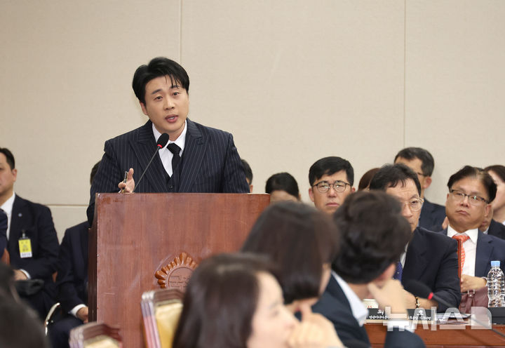 [서울=뉴시스] 김금보 기자 = 은현장 유튜브 운영자가 30일 서울 여의도 국회에서 열린 과학기술정보방송통신위원회 국정감사에 참고인으로 출석해 발언을 하고 있다. 2025.10.30. kgb@newsis.com