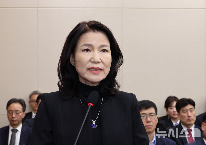 [서울=뉴시스] 김금보 기자 = 이진숙 전 방송통신위원장이 30일 서울 여의도 국회에서 열린 과학기술정보방송통신위원회 국정감사에서 질의에 답하고 있다. 2025.10.30. kgb@newsis.com