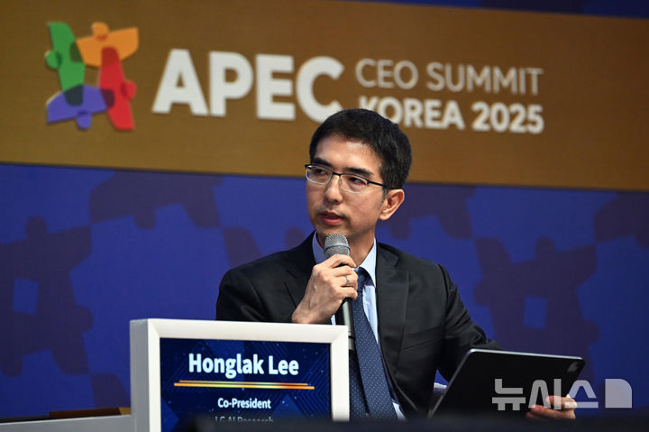 [경주=뉴시스] 추상철 기자 = 이홍락 LG AI연구원장이 30일 경북 경주시 경주예술의전당에서 열린 아시아태평양경제협력체(APEC) 정상회의 최고 경영자(CEO) 서밋(Summit)에서 '지속 가능한 혁신을 위한 차세대 AI로드맵'을 주제로 한 패널토론에 참석해 발언하고 있다. (공동취재) 2025.10.30. photo@newsis.com