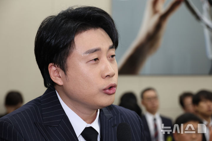 [서울=뉴시스] 김금보 기자 = 은현장 유튜브 운영자가 30일 서울 여의도 국회에서 열린 과학기술정보방송통신위원회 국정감사에 참고인으로 출석해 이준석 개혁신당 의원의 질의에 답하고 있다. 2025.10.30. kgb@newsis.com