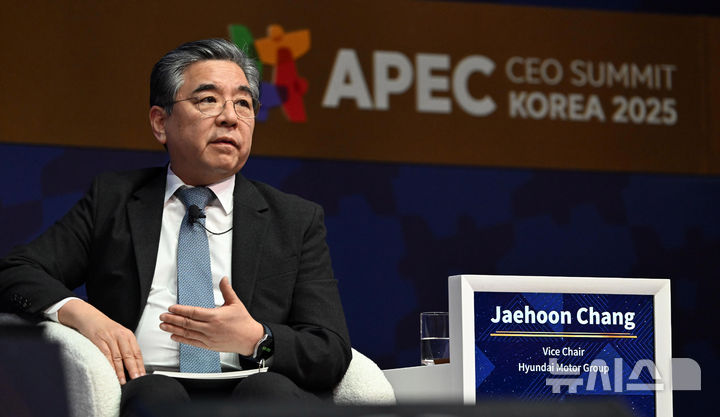 [경주=뉴시스] 추상철 기자 = 장재훈 현대자동차 부회장이 지난달 30일 경북 경주시 경주예술의전당에서 열린 아시아태평양경제협력체(APEC) 정상회의 최고 경영자(CEO) 서밋(Summit)에서 '수소, 모빌리티를 넘어 모두를 위한 차세대 에너지로'를 주제로 이바나 제멜코바 글로벌 수소위원회 CEO와 토론하고 있다. (공동취재) 2025.10.30. photo@newsis.com