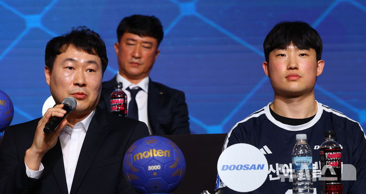 [서울=뉴시스] 박주성 기자 = 30일 서울 강서구 메이필드 호텔에서 열린 신한 SOL Bank 25-26 핸드볼 H리그 남자부 미디어데이에서 두산 박찬영 코치(왼쪽)와 이성민 선수가 취재진 질문에 답하고 있다. 2025.10.30. park7691@newsis.com