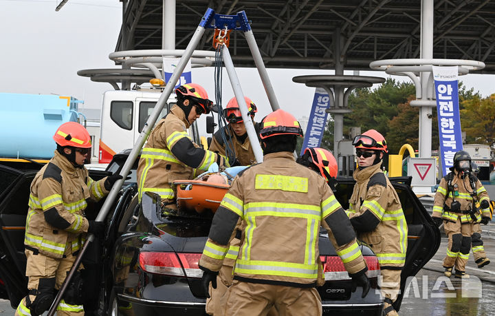 [오산=뉴시스] 김종택 기자 = 30일 경기 오산화성 고속도로 서오산 톨게이트에서 '2025년 재난대응 안전한국훈련'이 진행되고 있다.이번 훈련은 겨울철 폭설 및 결빙으로 인한 고속도로 다중 추돌사고와 인근 다중밀집시설에서의 대형화재 발생 상황을 가정해 실시됐다. 2025.10.30. jtk@newsis.com