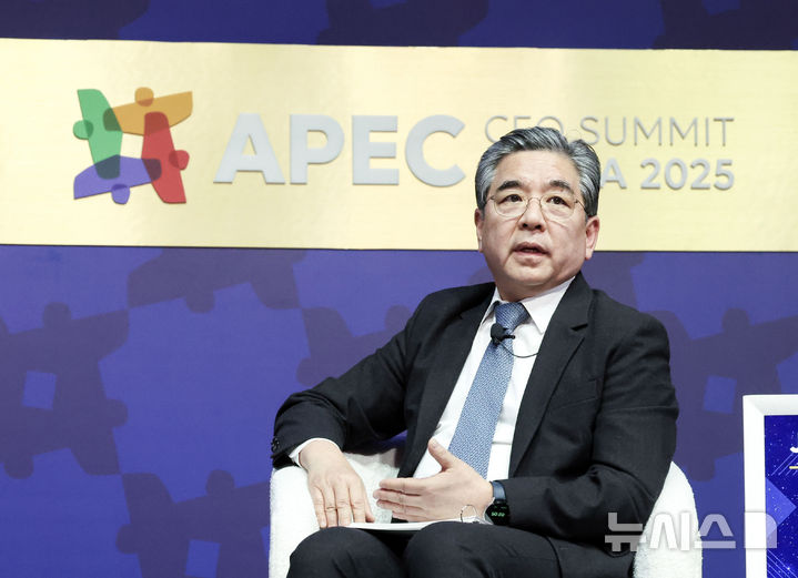 [경주=뉴시스] 추상철 기자 = 장재훈 현대차 부회장이 30일 경북 경주예술의전당에서 열린 아시아태평양경제협력체(APEC) 정상회의 최고경영자(CEO) 서밋에서 ‘수소, 모빌리티를 넘어 모두를 위한 차세대 에너지로'를 주제로 이바나 제멜코바 글로벌 수소위원회 CEO와 토론하고 있다. (공동취재) 2025.10.30. photo@newsis.com