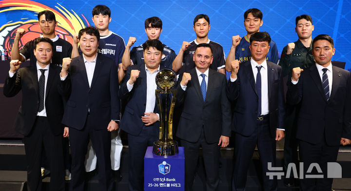 [서울=뉴시스] 박주성 기자 = 30일 서울 강서구 메이필드 호텔에서 열린 신한 SOL Bank 25-26 핸드볼 H리그 남자부 미디어데이에서 각팀 감독과 코치, 선수들이 기념촬영을 하고 있다. 사진 왼쪽부터 앞줄부터 반시계 방향으로 충남도청 이석 감독, 두산 박찬영 코치, 하남시청 백원철 감독, SK 호크스 누노 알바레즈 감독, 인천도시공사 장인익 감독, 상무피닉스 송병진 코치, 상무피닉스 신재섭 선수, 인천도시공사 박영준 선수, SK 호크스 김기민 선수, 하남시청 이병주 선수, 두산 이성민 선수, 충남도청 구창은 선수. 2025.10.30. park7691@newsis.com