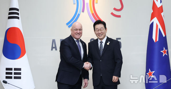 [경주=뉴시스] 최동준 기자 = 이재명 대통령과 크리스토퍼 럭슨 뉴질랜드 총리가 30일 경북 경주 APEC 정상회의장에서 한-뉴질랜드 양자회담 기념촬영을 하고 있다. (대통령실통신사진기자단) 2025.10.30. photocdj@newsis.com