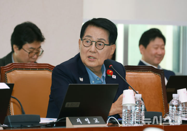 [서울=뉴시스] 고승민 기자 = 박지원 더불어민주당 의원이 30일 서울 여의도 국회에서 열린 법제사법위원회의 법무부 등 종합감사에서 질의하고 있다. 2025.10.30. kkssmm99@newsis.com