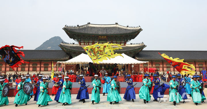 [서울=뉴시스] 최진석 기자 = 30일 오후 서울 종로구 경복궁 흥례문광장에서 열린 궁궐 호위군사열의식에서 신호체계에 따른 진법 시연이 펼쳐지고 있다. 2025.10.30. myjs@newsis.com