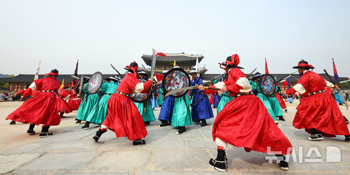[서울=뉴시스] 최진석 기자 = 30일 오후 서울 종로구 경복궁 흥례문광장에서 열린 궁궐 호위군사열의식에서 신호체계에 따른 진법 시연이 펼쳐지고 있다. 2025.10.30. myjs@newsis.com
