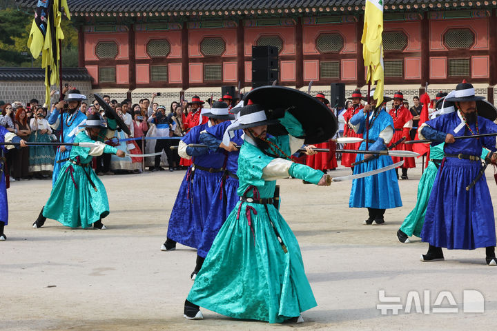 [서울=뉴시스] 최진석 기자 = 30일 오후 서울 종로구 경복궁 흥례문광장에서 열린 궁궐 호위군사열의식에서 신호체계에 따른 진법 시연이 펼쳐지고 있다. 2025.10.30. myjs@newsis.com