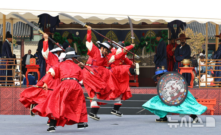 [서울=뉴시스] 최진석 기자 = 30일 오후 서울 종로구 경복궁 흥례문광장에서 열린 궁궐 호위군사열의식에서 무예 시연 단체 연무가 펼쳐지고 있다. 2025.10.30. myjs@newsis.com