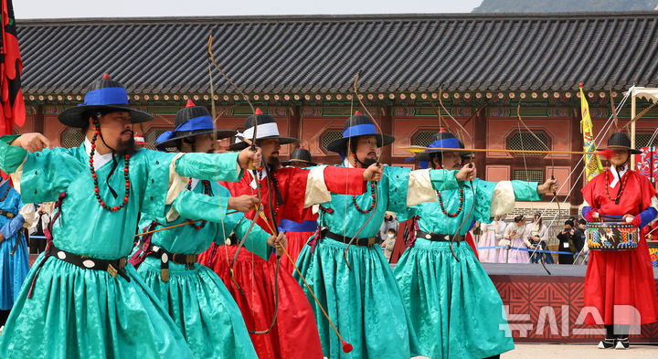 [서울=뉴시스] 최진석 기자 = 30일 오후 서울 종로구 경복궁 흥례문광장에서 열린 궁궐 호위군사열의식에서 신호체계에 따른 진법 시연이 펼쳐지고 있다. 2025.10.30. myjs@newsis.com