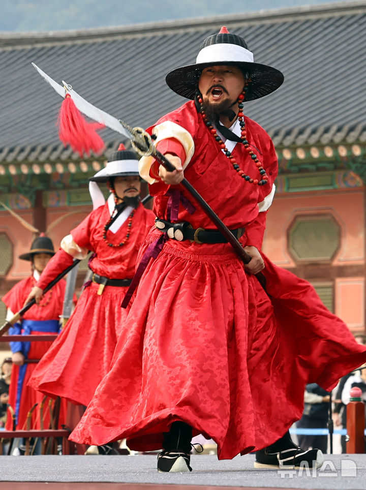 [서울=뉴시스] 최진석 기자 = 30일 오후 서울 종로구 경복궁 흥례문광장에서 열린 궁궐 호위군사열의식에서 무예 시연 단체 연무가 펼쳐지고 있다. 2025.10.30. myjs@newsis.com