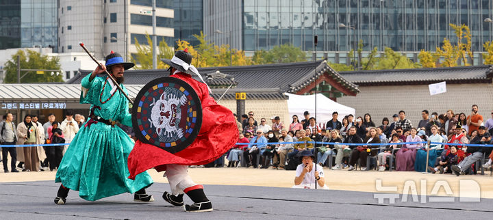 [서울=뉴시스] 최진석 기자 = 30일 오후 서울 종로구 경복궁 흥례문광장에서 열린 궁궐 호위군사열의식에서 무예 시연 개인 연무가 펼쳐지고 있다. 2025.10.30. myjs@newsis.com