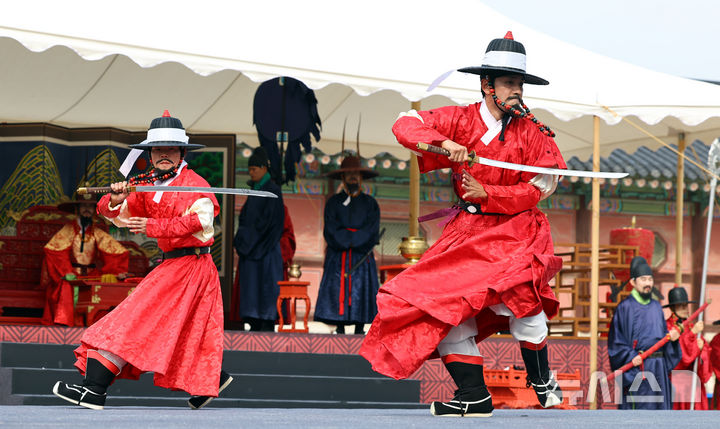 [서울=뉴시스] 최진석 기자 = 30일 오후 서울 종로구 경복궁 흥례문광장에서 열린 궁궐 호위군사열의식에서 무예 시연 단체 연무가 펼쳐지고 있다. 2025.10.30. myjs@newsis.com