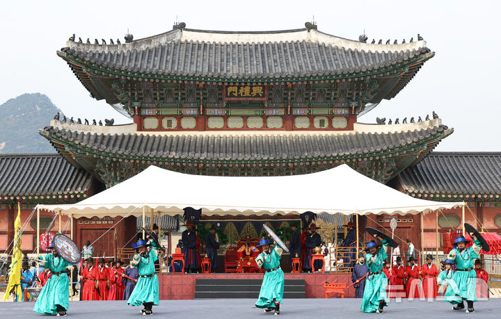 [서울=뉴시스] 최진석 기자 = 30일 오후 서울 종로구 경복궁 흥례문광장에서 열린 궁궐 호위군사열의식에서 무예 시연 단체 연무가 펼쳐지고 있다. 2025.10.30. myjs@newsis.com