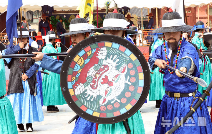 [서울=뉴시스] 최진석 기자 = 30일 오후 서울 종로구 경복궁 흥례문광장에서 열린 궁궐 호위군사열의식에서 신호체계에 따른 진법 시연이 펼쳐지고 있다. 2025.10.30. myjs@newsis.com