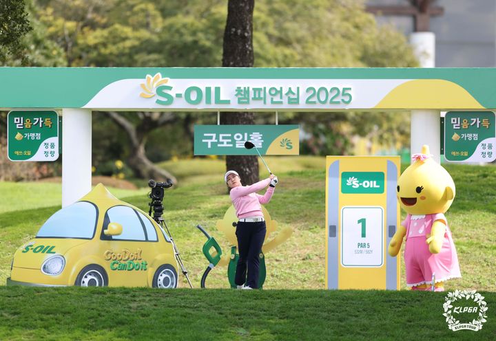 [서울=뉴시스] 30일 제주 엘리시안 제주CC에서 열린 S-OIL 챔피언십 2025 1라운드 1번홀에서 최가빈이 티샷을 하고 있다. (사진=KLPGA 제공) 2025.10.30. photo@newsis.com *재판매 및 DB 금지
