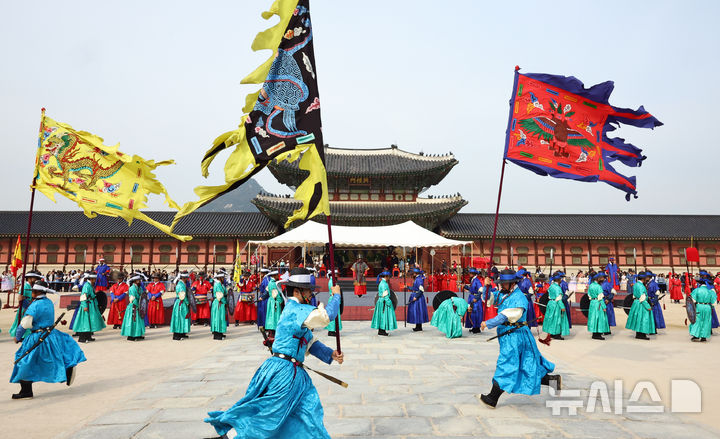 [서울=뉴시스] 최진석 기자 = 30일 오후 서울 종로구 경복궁 흥례문광장에서 열린 궁궐 호위군사열의식에서 신호체계에 따른 진법 시연이 펼쳐지고 있다. 2025.10.30. myjs@newsis.com