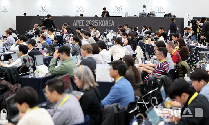 [경주=뉴시스] 이무열 기자 = 2025 경주 아시아태평양경제협력체(APEC) 정상회의 주간 나흘째인 30일 경북 경주화백컨벤션센터(HICO) 내 마련된 국제미디어센터(IMC)가 각국에서 온 취재진으로 붐비고 있다. 2025.10.30. lmy@newsis.com