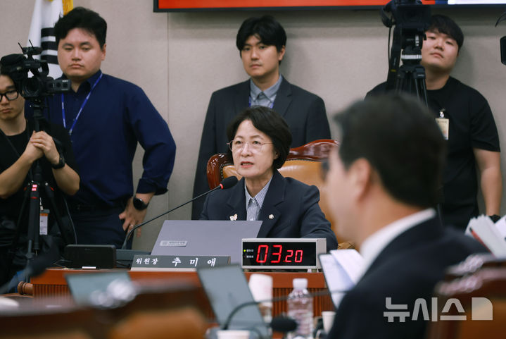 [서울=뉴시스] 고승민 기자 = 추미애 국회 법사위원장이 30일 서울 여의도 국회에서 열린 법제사법위원회의 법무부 등 종합감사에서 천대엽 법원행정처장에게 12.3 내란 당시 사법부 행적을 질타하고 있다. 2025.10.30. kkssmm99@newsis.com