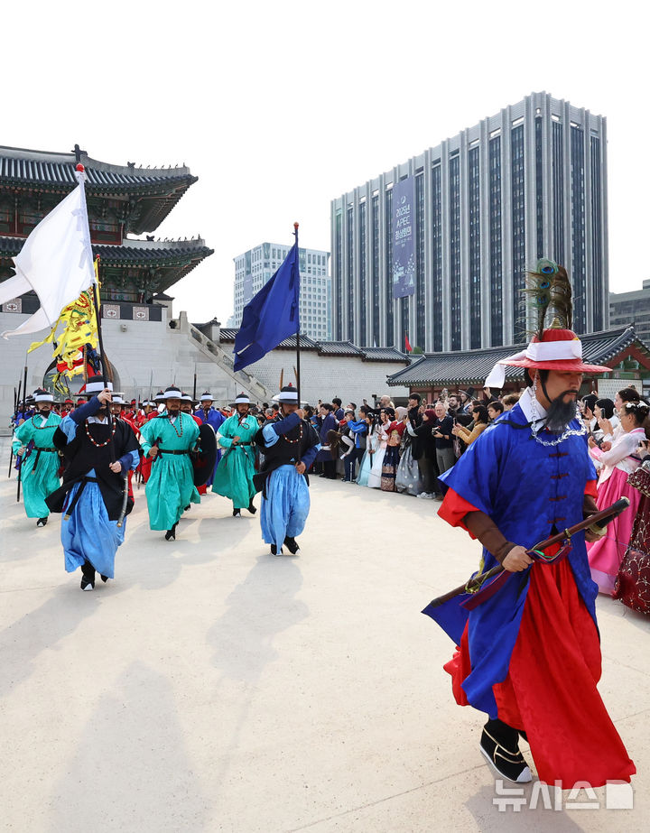 [서울=뉴시스] 최진석 기자 = 30일 오후 서울 종로구 경복궁 흥례문광장에서 열린 궁궐 호위군사열의식에서 군사들이 선전관의 인원점검 점고를 위해 이동하고 있다. 2025.10.30. myjs@newsis.com