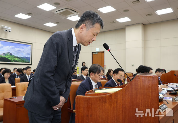 [서울=뉴시스] 김금보 기자 = 김광일 MBK파트너스 부회장 겸 홈플러스 대표가 30일 서울 여의도 국회에서 열린 기후에너지환경노동위원회 국정감사에서 홈플러스 사태에 대해 고개숙여 사과를 하고 있다. 2025.10.30. kgb@newsis.com