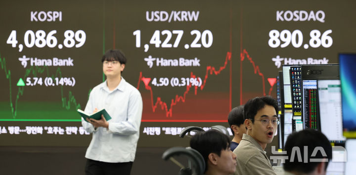 [서울=뉴시스] 30일 중국 상하이종합지수는 전날보다 0.73% 하락한 3986.90으로 마감했다. 미·중 정상회담이 종료되면서 “단기 호재가 일단락됐다”는 인식이 퍼지자, 전날 10년 3개월 만에 돌파했던 4000선을 하루 만에 밑돌았다. 선전성분지수는 1.16% 내린 1만3532.13, 중국판 나스닥으로 불리는 차이넥스트는 1.84% 하락한 3263.02를 기록했다. 사진은 서울 중구 하나은행 딜링룸에서 딜러들이 업무를 보고 있다. 2025.10.30.