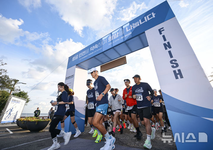 [서울=뉴시스] 공항사진기자단 = 30일 오전 제주공항 인근에서 김포·김해·제주 등 전국 14개 공항의 안전 문화를 기원하고, 소아암 환자를 후원하기 위한 기부 마라톤 캠페인에서 참가자들이 출발하고 있다.한국공항공사는 마라톤 참가비(1인당 5만원) 전액을 제주대학교병원 소아암 환자 치료 지원을 위해 기부했으며, 가수 션도 이번 마라톤 행사에 참여해 참가자들과 함께 희망의 메시지를 전달했다. 2025.10.30. photo@newsis.com