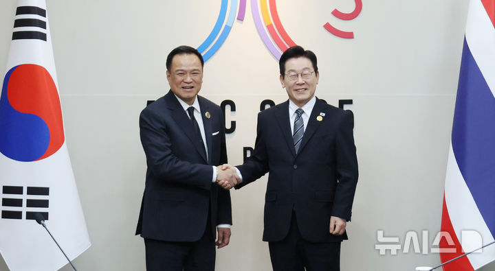 [경주=뉴시스] 최동준 기자 = 이재명 대통령과 아누틴 찬위라꾼 태국 총리가 30일 경북 경주 APEC 정상회의장에서 한-태국 양자회담 기념촬영을 하고 있다. (대통령실통신사진기자단) 2025.10.30. photocdj@newsis.com