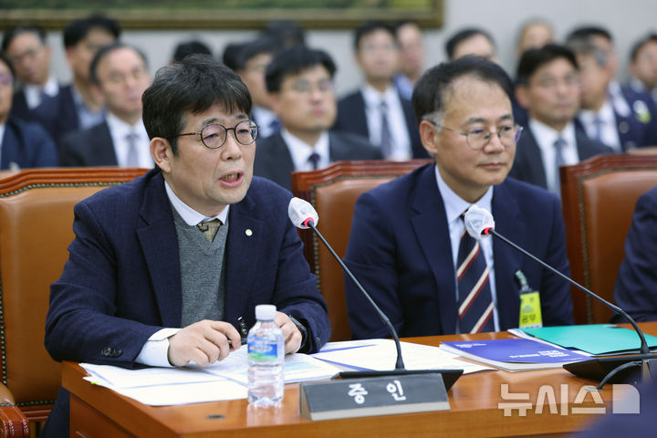 [서울=뉴시스] 김명년 기자 = 유상대 한국은행 부총재가 지난해 10월 30일 서울 여의도 국회 농림축산식품해양수산위원회에서 열린 해양수산부 등에 대한 종합감사에 증인 출석해 질의에 답하고 있다. 2025.10.30. kmn@newsis.com