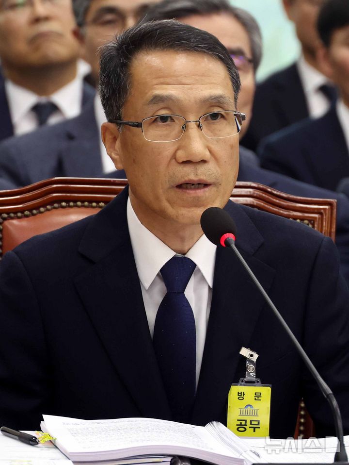 [서울=뉴시스] 조성봉 기자 = 유재성 경찰청장 직무대행이 30일 서울 여의도 국회 행정안전위원회에서 열린 행정안전부 등에 대한 국정감사에서 의원들 질의에 답변하고 있다. 2025.10.30. suncho21@newsis.com