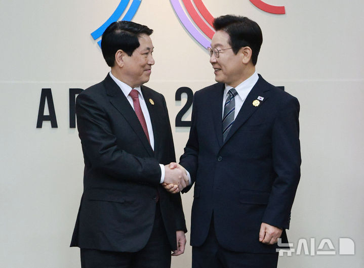 [경주=뉴시스] 고범준 기자 = 이재명 대통령과 르엉 끄엉 베트남 국가주석이 30일 경북 경주 APEC 정상회의장에서 한-베트남 정상회담에 앞서 악수하고 있다. 2025.10.30. bjko@newsis.com